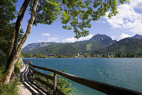 Österreich, Strobl, Blick auf Berge mit Wolfgangsee - WWF001963