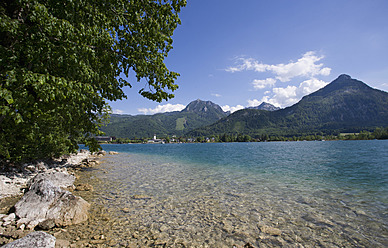 Österreich, Blick auf Berg mit Wolfgangsee - WWF001964