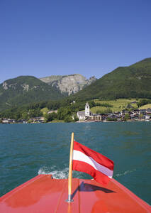 Österreich, Boot mit Flagge im Wolfgangsee - WWF001968