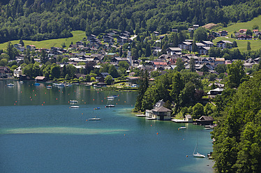 Österreich, St. Gilgen, Blick auf den Ort mit Wolfgangsee - WWF001970