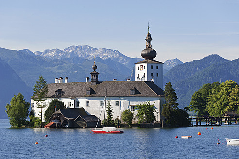 Österreich, Gmunden,Blick auf Schloss Ort und Traunsee - WWF001976