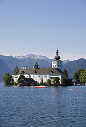 Austria, Gmunden,View of Ort castle and Traunsee Lake - WWF001977