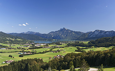 Österreich, Mondsee, Blick auf die Stadt mit Schafberg - WWF001986