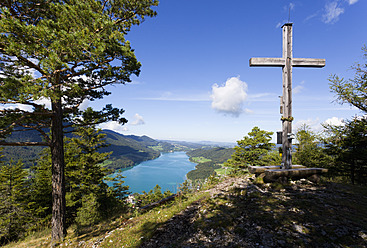 Österreich, Fuschl, Blick auf Kreuz auf Berg mit Fuschlsee - WWF001989