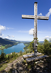 Österreich, Fuschl, Blick auf Kreuz auf Berg mit Fuschlsee - WWF001990