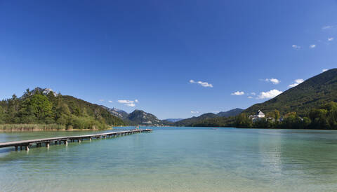 Österreich, Fuschl, Blick auf Strandbad und Schloss Fuschl am Fuschlsee, lizenzfreies Stockfoto