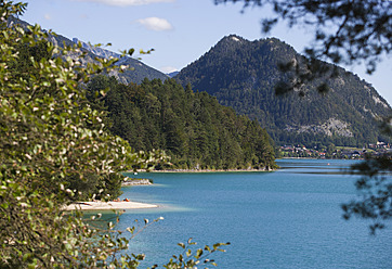 Austria,Fuschl am See, View of beach with Fuschlsee Lake - WW001994