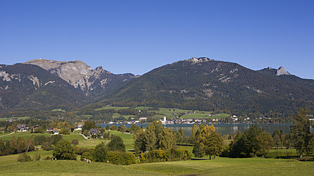 Österreich, St. Wolfgang, Blick auf Stadt und Wolfgangssee - WWF002002