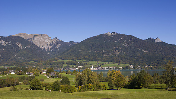 Austria, St. Wolfgang, View of town and lake Wolfgangssee - WWF002002