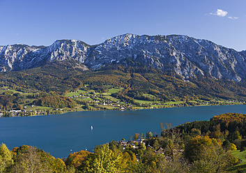 Österreich, Attersee, Blick auf den Höllenberg im Herbst - WWF002003