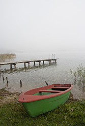 Austria, Irrsee, View of boat in fog - WWF002056