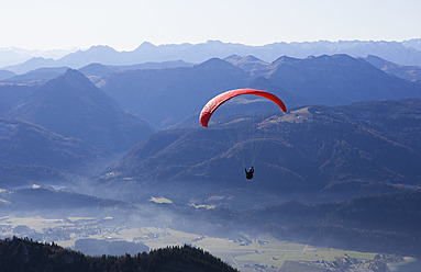 Österreich, Person Gleitschirmfliegen über dem Schafberg - WWF002009