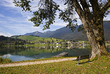 Austria, Tyrol, Vorderthiersee, View of Thiersee Lake with town in background - WWF002015