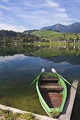 Österreich, Tirol, Vorderthiersee, Blick auf den Thiersee mit Stadt im Hintergrund - WWF002016