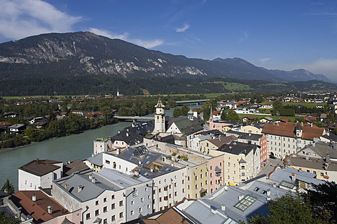 Österreich, Tirol, Rattenberg, Ansicht der Stadt mit Inn - WWF002017