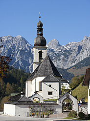 Deutschland, Bayern,Ramsau, St. Sebastianskirche mit Reiteralpe im Hintergrund - WWF002061