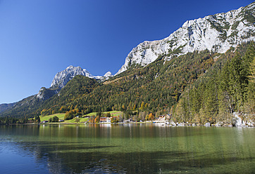 Deutschland, Bayern, Ramsau, Blick auf die Reitertalpe mit Hintersee - WWF002062