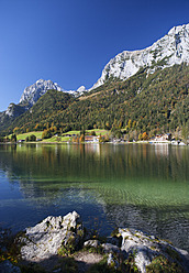 Deutschland, Bayern, Ramsau, Blick auf die Reitertalpe mit Hintersee - WWF002063