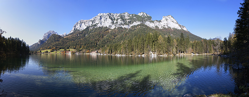 Deutschland, Bayern, Ramsau, Blick auf die Reiteralpe mit Hintersee - WWF002066