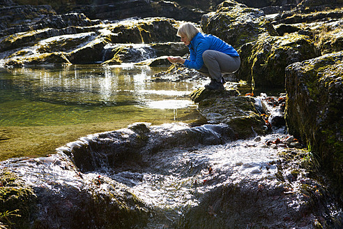 Österreich, Land Salzburg, Faistenau, Reife Frau beim Wandern - WWF002083