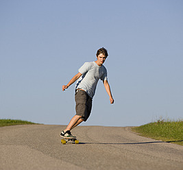 Österreich, Junger Mann beim Longboarden auf der Straße - WWF002086