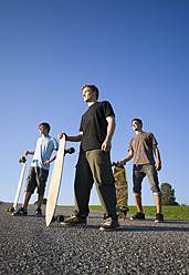 Österreich, Junge Männer mit Skateboard auf der Straße - WWF002140