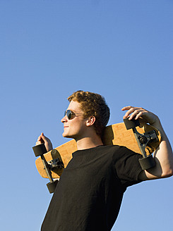 Österreich, Junger Mann mit Skateboard - WWF002142