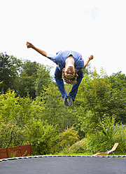 Österreich, Junger Mann springt auf Trampolin - WWF002093