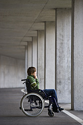 Österreich, Mondsee, Junger Mann sitzt im Rollstuhl bei der U-Bahn - WWF002098