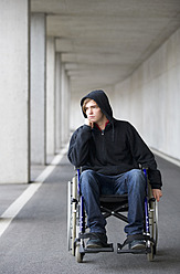 Österreich, Mondsee, Junger Mann sitzt im Rollstuhl bei der U-Bahn - WWF002100