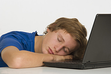 Teenage boy sleeping with laptop - WWF002111