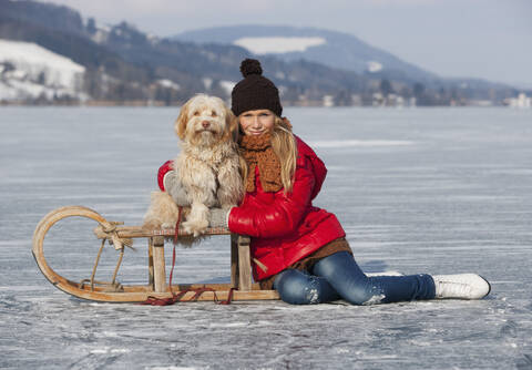 Österreich, Jugendliches Mädchen mit Hund, lächelnd, Porträt, lizenzfreies Stockfoto