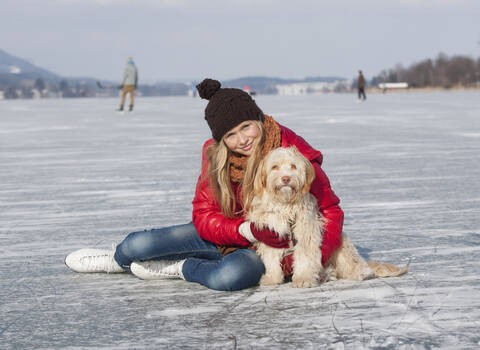 Österreich, Jugendliches Mädchen mit Hund, lächelnd, Porträt, lizenzfreies Stockfoto