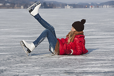 Österreich, Teenagerin beim Schlittschuhlaufen auf Eisbahn gestürzt - WWF002292