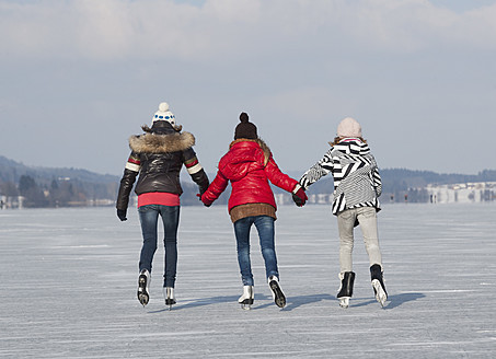 Österreich, Teenager-Mädchen beim Schlittschuhlaufen - WWF002293