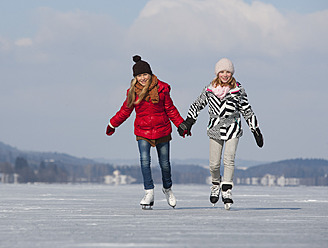 Österreich, Teenager-Mädchen beim Schlittschuhlaufen - WWF002295