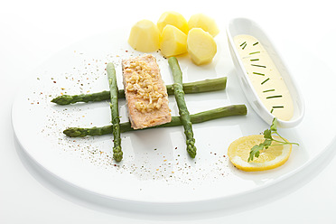 Salmon with green asparagus, potatoes and hollandaise sauce in plate - MAEF004417