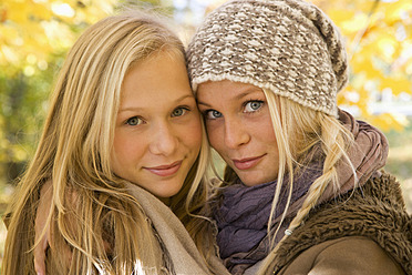 Österreich, Nahaufnahme von lächelnden Schwestern im Herbst, Porträt - WWF002171