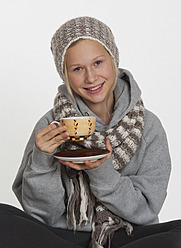 Teenager-Mädchen mit Teetasse, lächelnd, Porträt - WWF002202
