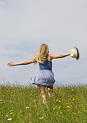 Österreich, Junges Mädchen läuft im Feld - WWF002237