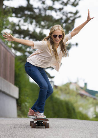 Österreich, Jugendliches Mädchen beim Skateboarden, lizenzfreies Stockfoto