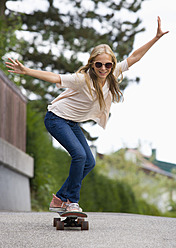 Österreich, Jugendliches Mädchen beim Skateboarden - WWF002255