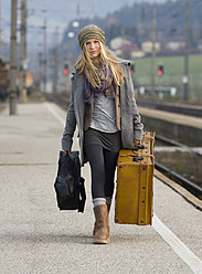 Österreich, Jugendliches Mädchen mit Koffer auf Bahnhof - WWF002264