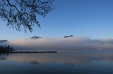 Österreich, Blick auf den nebligen Mondsee im Herbst - WWF002208