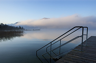 Österreich, Blick auf den nebligen Mondsee im Herbst - WWF002209