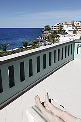 Spanien, Kanarische Inseln, La Palma, Ältere Frau ruht sich auf dem Balkon aus - SIEF002327