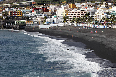 Spanien, Kanarische Inseln, La Palma, Menschen am Strand - SIEF002330