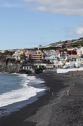 Spain, Canary Islands, La Palma, People on beach - SIEF002331