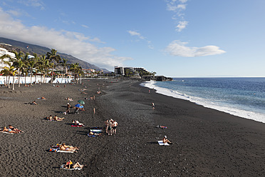 Spanien, Kanarische Inseln, La Palma, Menschen am Strand - SIEF002333