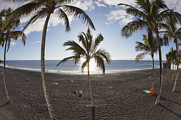 Spanien, Kanarische Inseln, La Palma, Menschen am Strand - SIEF002339